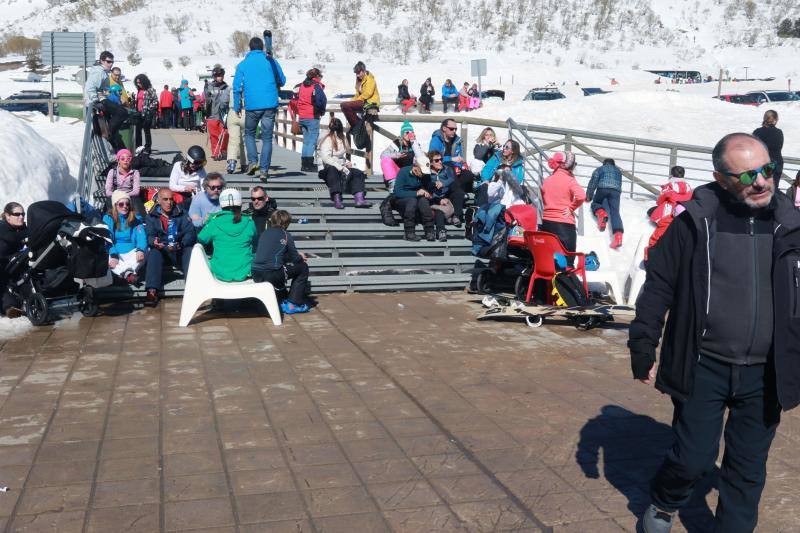 Un centenar de jóvenes esquiadores han participado en los Juegos Deportivos del Principado, celebrados en la estación de Fuentes de Invierno, abarrotada también por los muchos aficionados que se han acercado a disfrutar de la nieve.