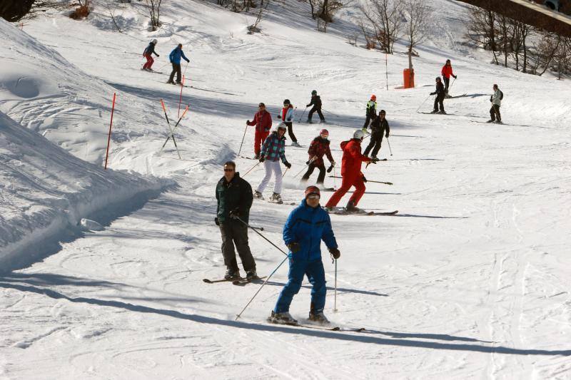 Un centenar de jóvenes esquiadores han participado en los Juegos Deportivos del Principado, celebrados en la estación de Fuentes de Invierno, abarrotada también por los muchos aficionados que se han acercado a disfrutar de la nieve.