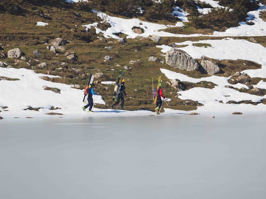 Fotos: La belleza helada de los lagos de Covadonga