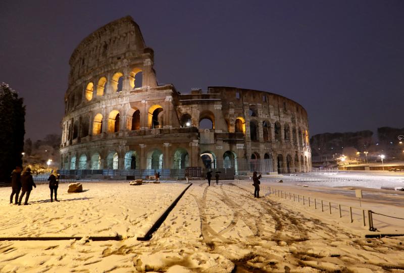  La capital italiana presenta estos días una estampa blanca de la que disfrutan romanos y turistas. 