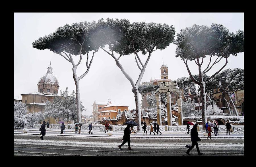 Una ola de frío siberiano recorre ciudades como Roma, Belgrado, Salónica o Berna. Al menos cuatro personas murieron a consecuencia de las bajas temperaturas, que perturbaron los sistemas de transporte de varios países y obligaron en muchas ciudades a cerrar las escuelas.