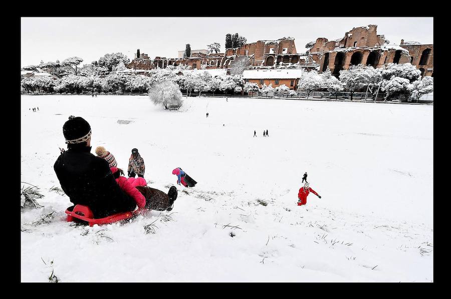 Una ola de frío siberiano recorre ciudades como Roma, Belgrado, Salónica o Berna. Al menos cuatro personas murieron a consecuencia de las bajas temperaturas, que perturbaron los sistemas de transporte de varios países y obligaron en muchas ciudades a cerrar las escuelas.