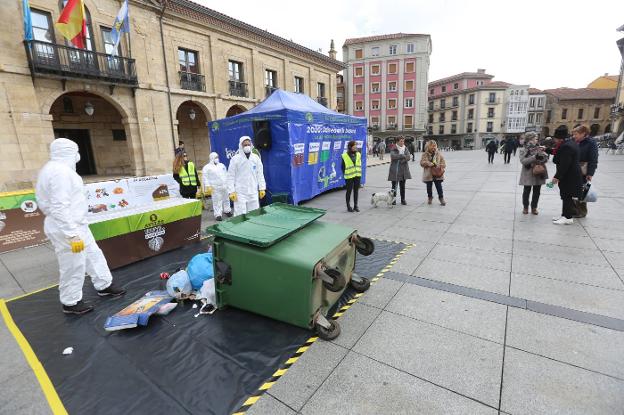 Momento de la representación de '2020. Odisea en la basura', ayer en plaza España. 