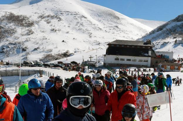 Decenas de esquiadores, en la cola de uno de los remontes de la estación de esquí de Valgrande-Pajares durante este fin de semana. 