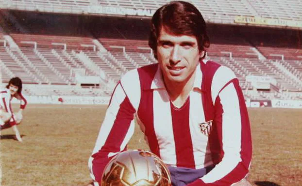 El candasín, con el trofeo de la Intercontinental que logró con la camiseta del Atlético de Madrid, en el Vicente Calderón. 