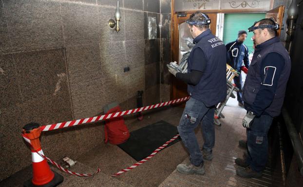 Los técnicos revisando la instalación eléctrica del edificio.