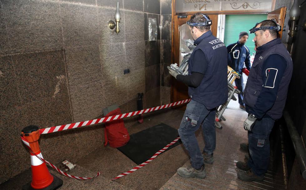 Loa técnicos, comprobando la instalación eléctrica del edificio siniestrado en El Berrón. 