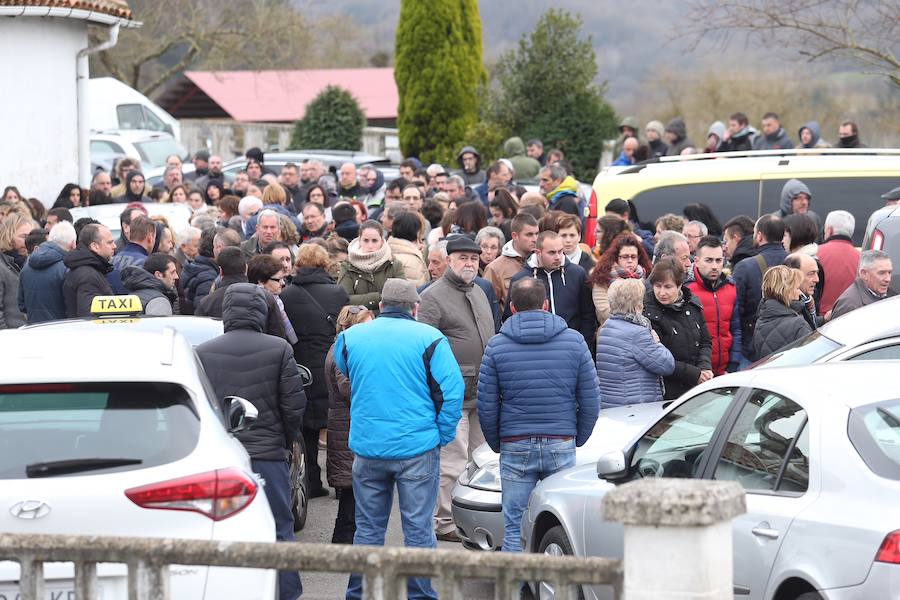 Amigos y familiares despidieron este martes en la iglesia de Santa Cruz de Marcenado al hombre de 41 años que fallecía ayer en un incendio en El Berrón.