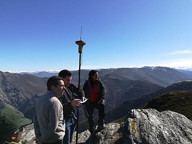 Técnicos y miembros del equipo de gobierno municipal allandés visitan la zona en conflicto. 