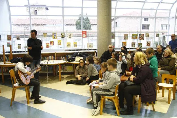 El Conservatorio toca para los niños en la biblioteca
