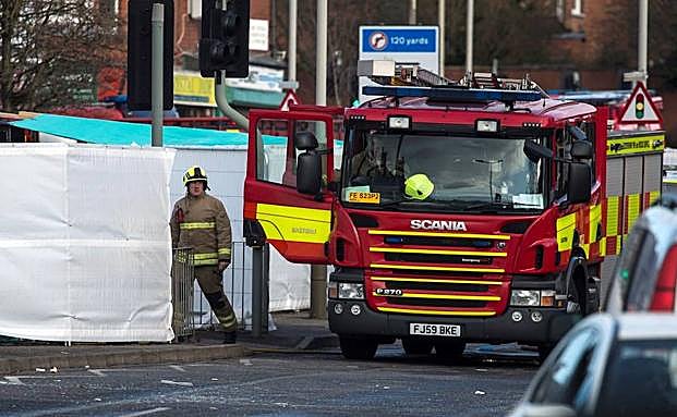 Los servicios de emergencias permanecen en la escena de la explosión. 