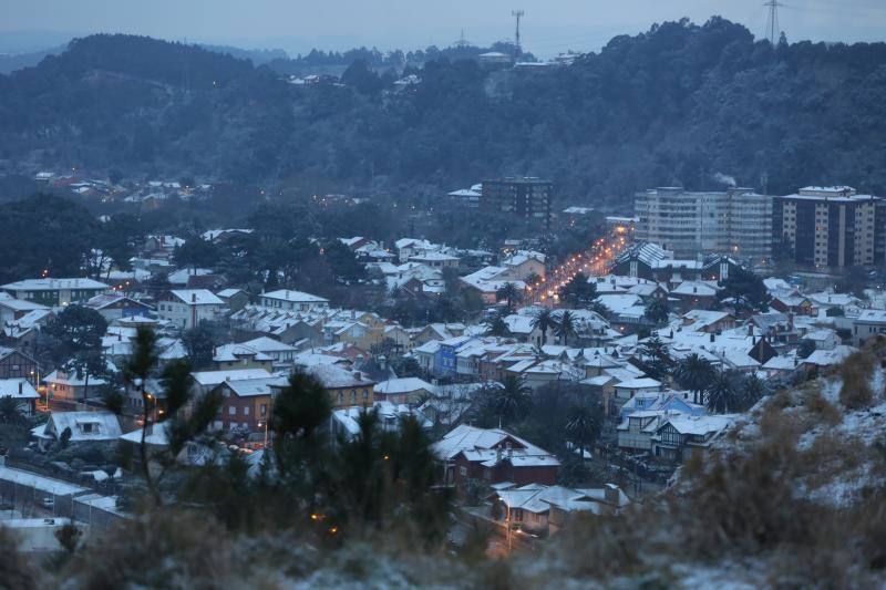 Fotos: La nieve llega a la comarca de Avilés