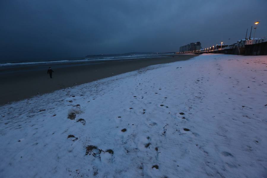 Fotos: Asturias amanece cubierta de nieve, incluso en la costa