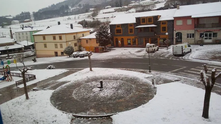 Fotos: El occidente asturiano amanece bajo un manto blanco