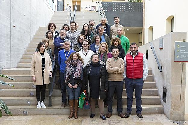 Los trabajadores del centro municipal integrado de El Coto, en las escaleras principales. 
