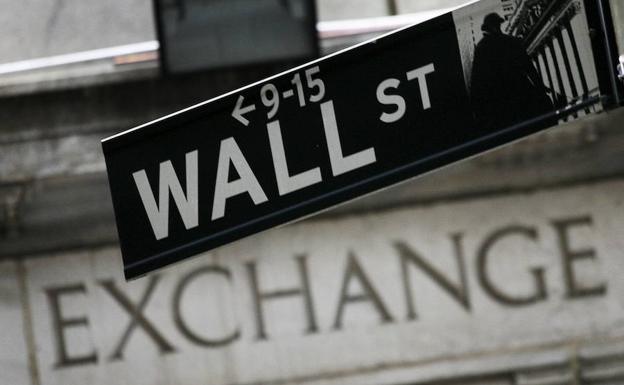 Rótulo de Wall Street colocado en la fachada del edificio de la Bolsa de Nueva York. 