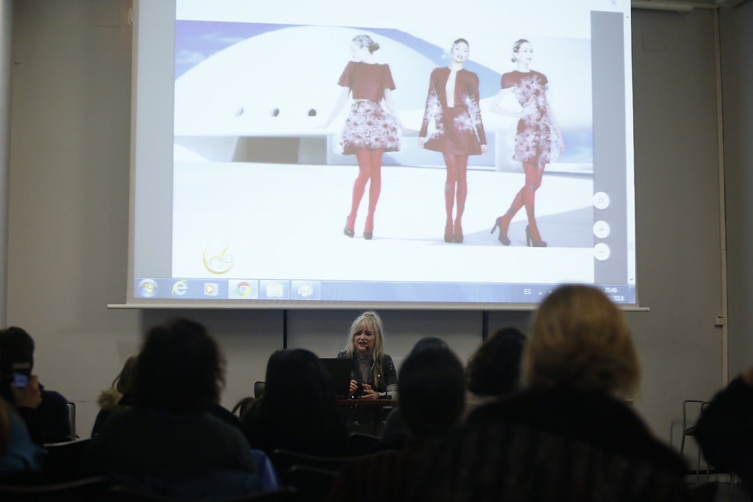 La diseñadora María Lafuente imparte una de las conferencias del evento organizado por la Asociación de Diseño y Moda de Asturias