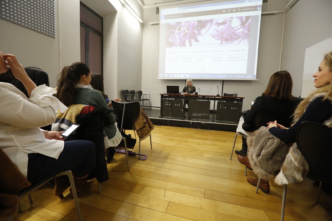 La diseñadora María Lafuente imparte una de las conferencias del evento organizado por la Asociación de Diseño y Moda de Asturias