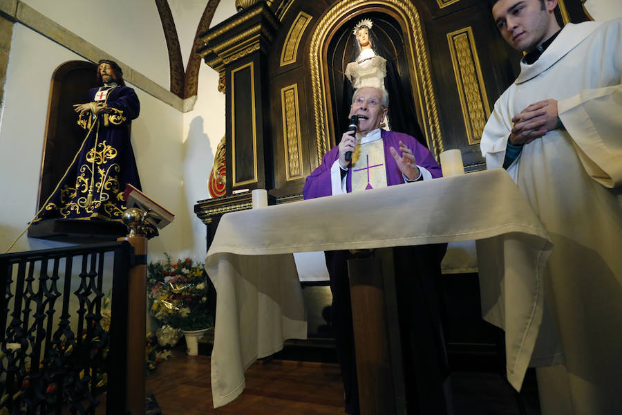 La capilla de la Soledad de Cimadevilla culmina hoy la celebración de la fiesta del Cristo de Medinaceli. Por la mañana acogió una misa en honor de Cristo Redentor y permanecerá abierta durante todo el día para poner el broche final al triduo que comenzó el martes. 