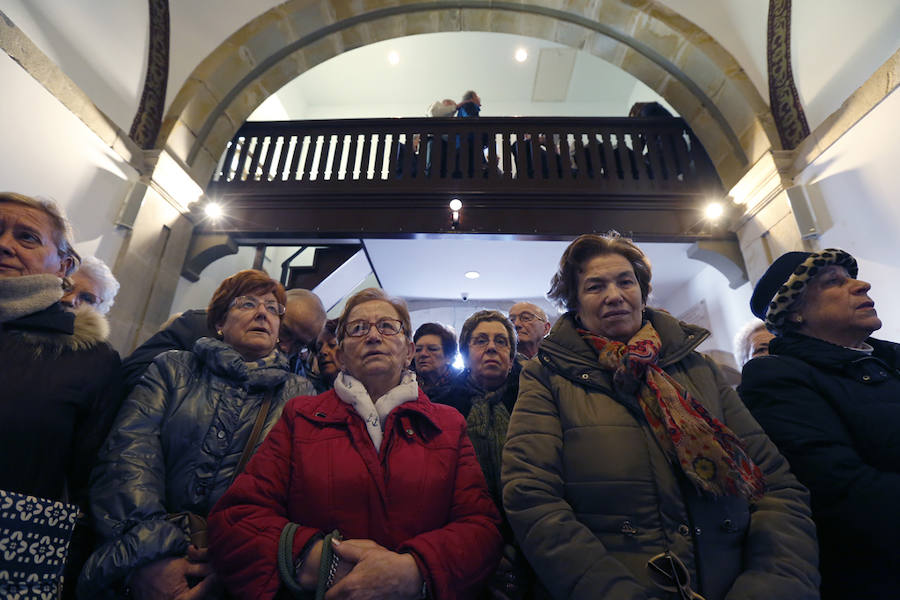 La capilla de la Soledad de Cimadevilla culmina hoy la celebración de la fiesta del Cristo de Medinaceli. Por la mañana acogió una misa en honor de Cristo Redentor y permanecerá abierta durante todo el día para poner el broche final al triduo que comenzó el martes. 