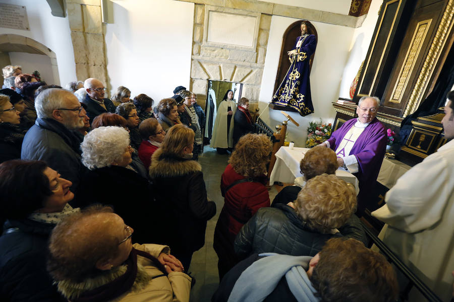 La capilla de la Soledad de Cimadevilla culmina hoy la celebración de la fiesta del Cristo de Medinaceli. Por la mañana acogió una misa en honor de Cristo Redentor y permanecerá abierta durante todo el día para poner el broche final al triduo que comenzó el martes. 