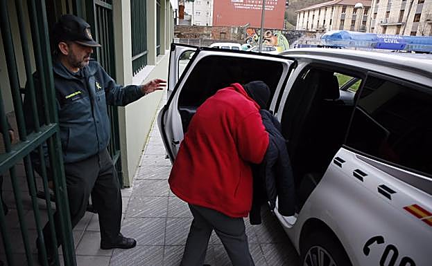 «Temí por mi vida», dice ante la jueza la joven acusada de matar a cuchilladas a un amigo