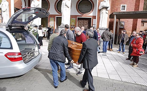 La localidad de Blimea se vuelca con la familia de 'Milio' en el funeral