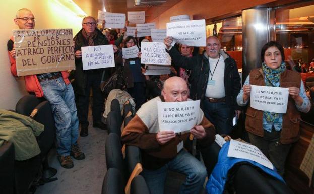 Bronca y crispación en la Junta General en el debate sobre las pensiones