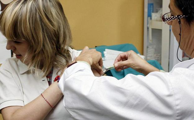 Una niña es vacunada contra el virus del papiloma humano.