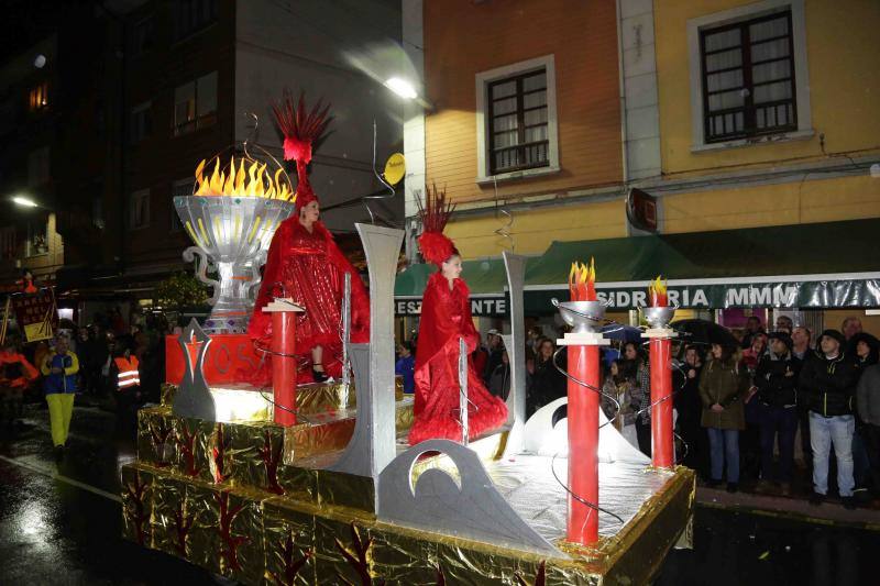 Pequeños y mayores se enmascararon en la localidad llanisca para recorrer las calles a ritmo de carnaval, a pesar de la lluvia.