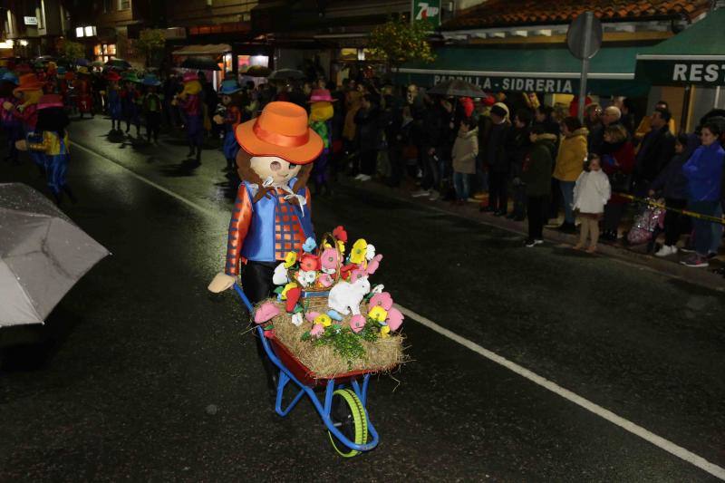 Pequeños y mayores se enmascararon en la localidad llanisca para recorrer las calles a ritmo de carnaval, a pesar de la lluvia.