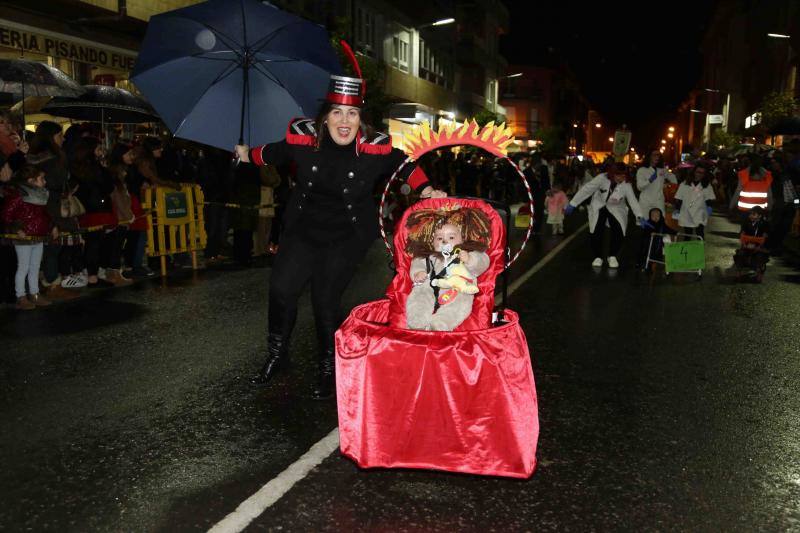 Pequeños y mayores se enmascararon en la localidad llanisca para recorrer las calles a ritmo de carnaval, a pesar de la lluvia.