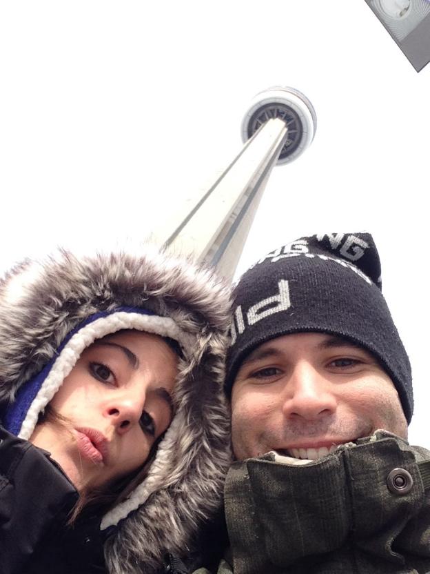 Claudia y Víctor, con la torre de Toronto al fondo.