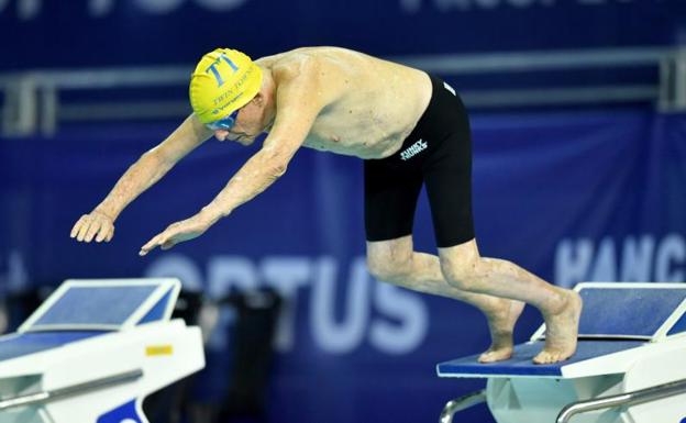 El australiano Georges Corones se lanza a la piscina. 