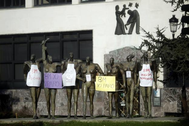 La estatua de la Concordia, en Oviedo, con mensajes a favor de la huelga de mujeres el próximo 8 de marzo. 