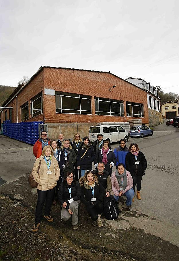 Los informadores turísticos, ante las instalaciones de Agua de Borines, durante su visita a Piloña. 