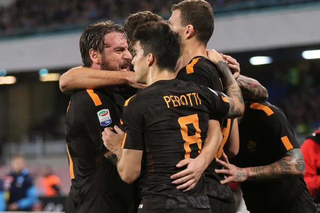 Los jugadores de la Roma celebran un gol de Dzeko. 