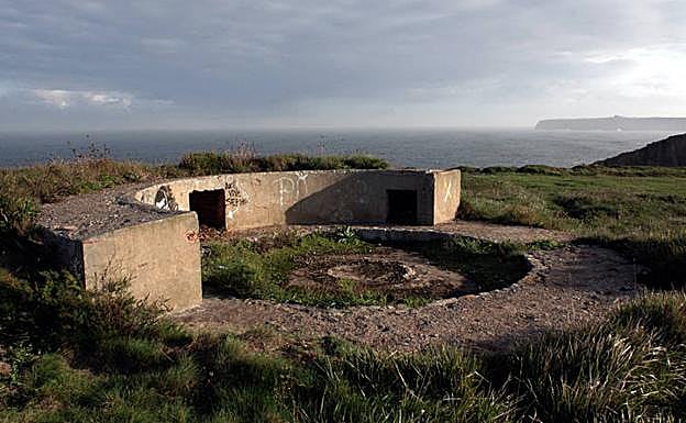Batería artillera del Nieva. Se utilizó en 1937 para la defensa costera. Conserva las barbetas para los cañones.