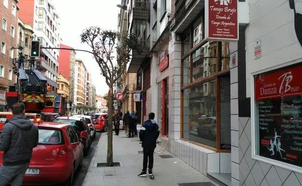 Bomberos y Policía Local en la avenida de Manuel Llaneza. 