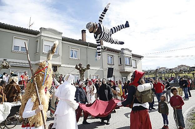 Los Mazcaritos d'Uviéu durante su parada delante de Casa Amparo. 