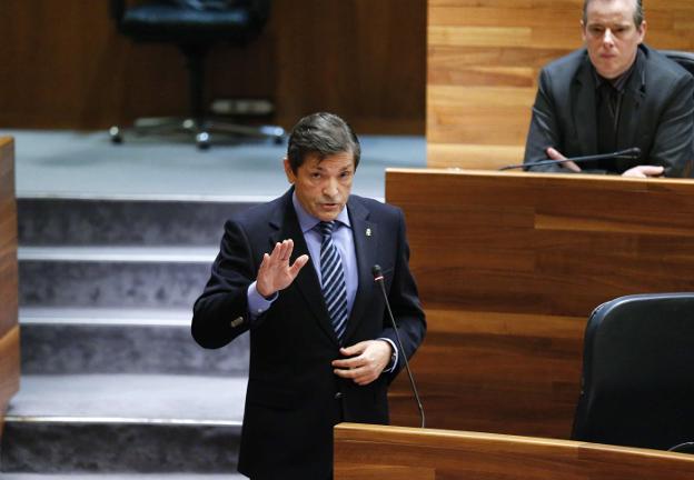 Javier Fernández, en una intervención en la Junta General. 