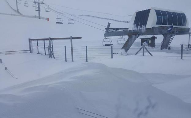 La acumulación de nieve ha impedido la apertura de la estación salmantina