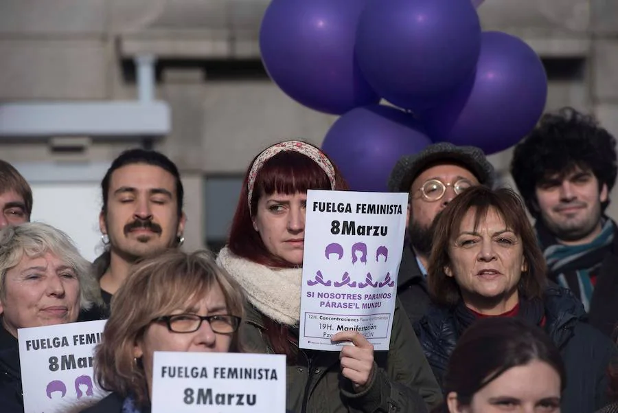Fotos: Asturies Feminista anima a las mujeres a participar en la huelga de 24 horas el día 8