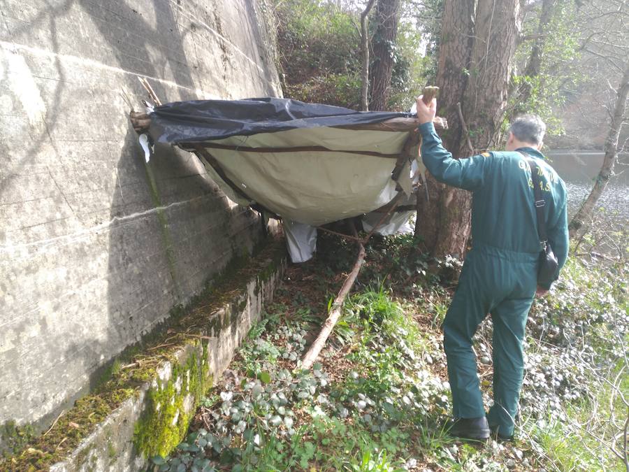 El Grupo de Actividades Subacuáticas rastrea la zona del embalse de Arbón en busca de más pistas para esclarecer el suceso. 