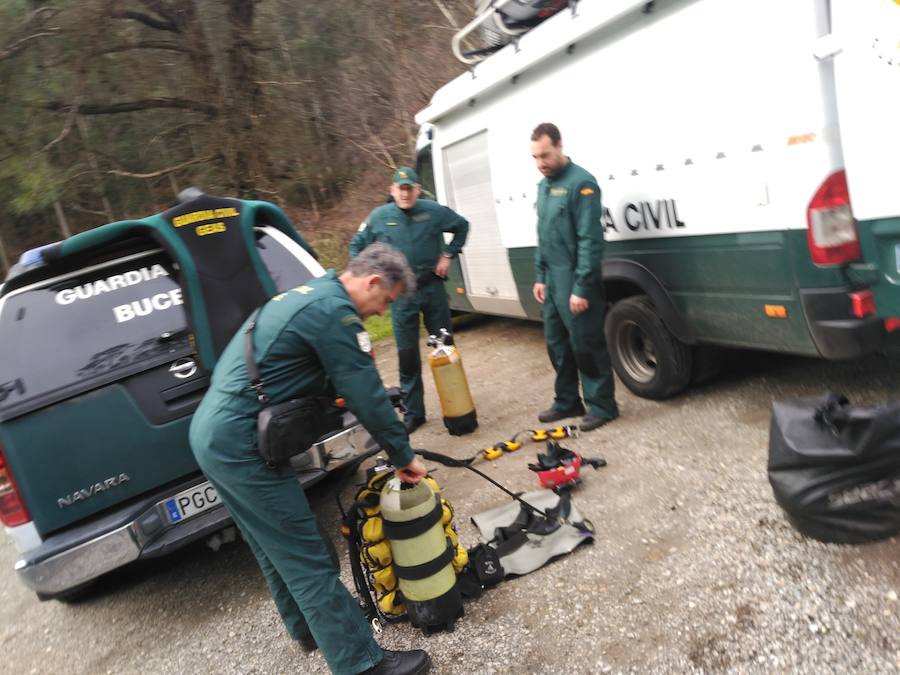 El Grupo de Actividades Subacuáticas rastrea la zona del embalse de Arbón en busca de más pistas para esclarecer el suceso. 