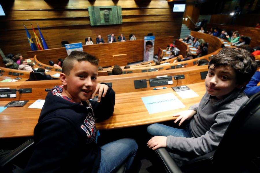 Un total de 75 alumnos de Primaria de Gijón y Mieres han participado en un pleno infantil organizado por Aldeas Infantiles SOS España en la Junta General. El programa 'Diputados por un día' está dirigido a evitar la violencia y el aislamiento infantil. 
