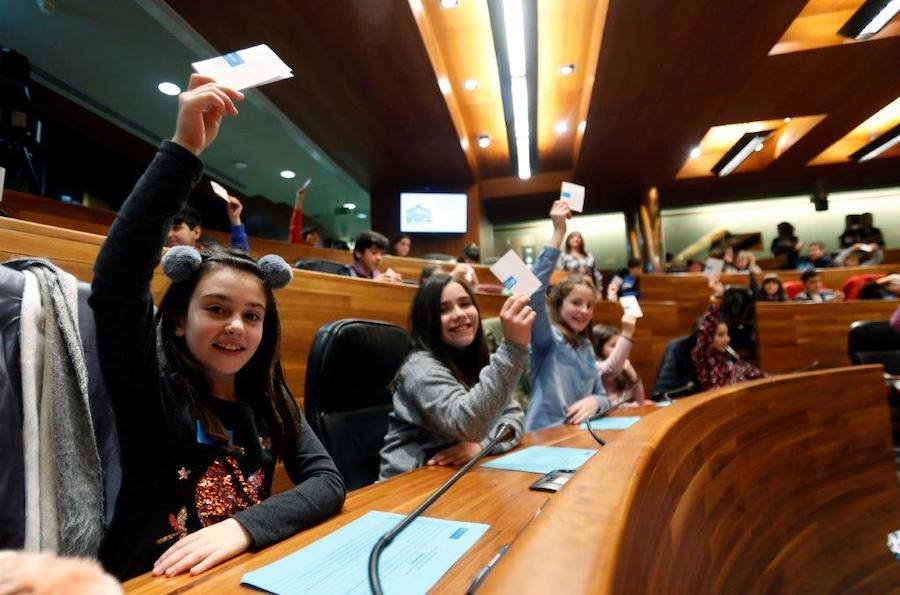 Un total de 75 alumnos de Primaria de Gijón y Mieres han participado en un pleno infantil organizado por Aldeas Infantiles SOS España en la Junta General. El programa 'Diputados por un día' está dirigido a evitar la violencia y el aislamiento infantil. 