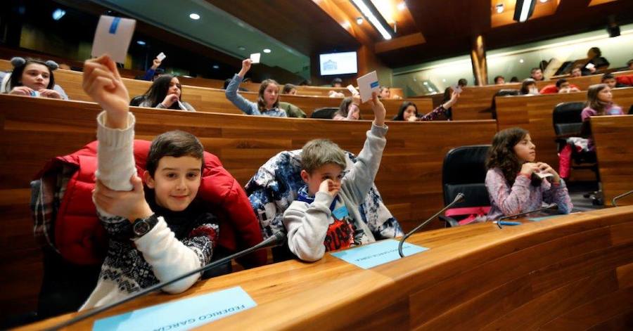 Un total de 75 alumnos de Primaria de Gijón y Mieres han participado en un pleno infantil organizado por Aldeas Infantiles SOS España en la Junta General. El programa 'Diputados por un día' está dirigido a evitar la violencia y el aislamiento infantil. 