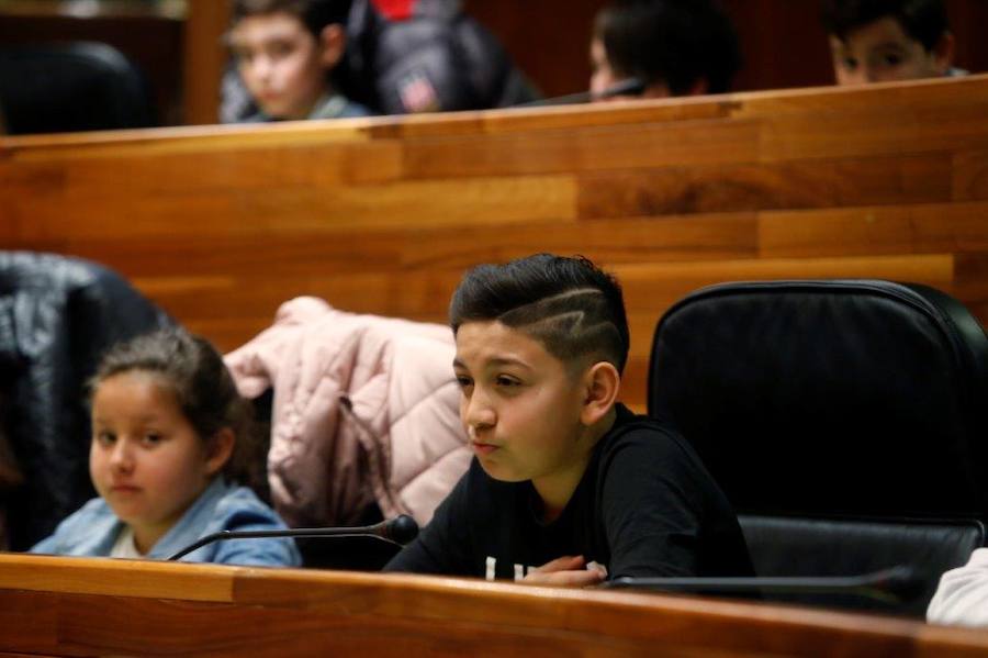 Un total de 75 alumnos de Primaria de Gijón y Mieres han participado en un pleno infantil organizado por Aldeas Infantiles SOS España en la Junta General. El programa 'Diputados por un día' está dirigido a evitar la violencia y el aislamiento infantil. 