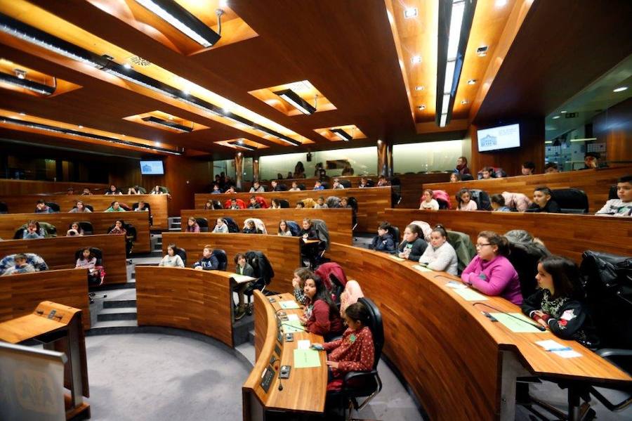 Un total de 75 alumnos de Primaria de Gijón y Mieres han participado en un pleno infantil organizado por Aldeas Infantiles SOS España en la Junta General. El programa 'Diputados por un día' está dirigido a evitar la violencia y el aislamiento infantil. 